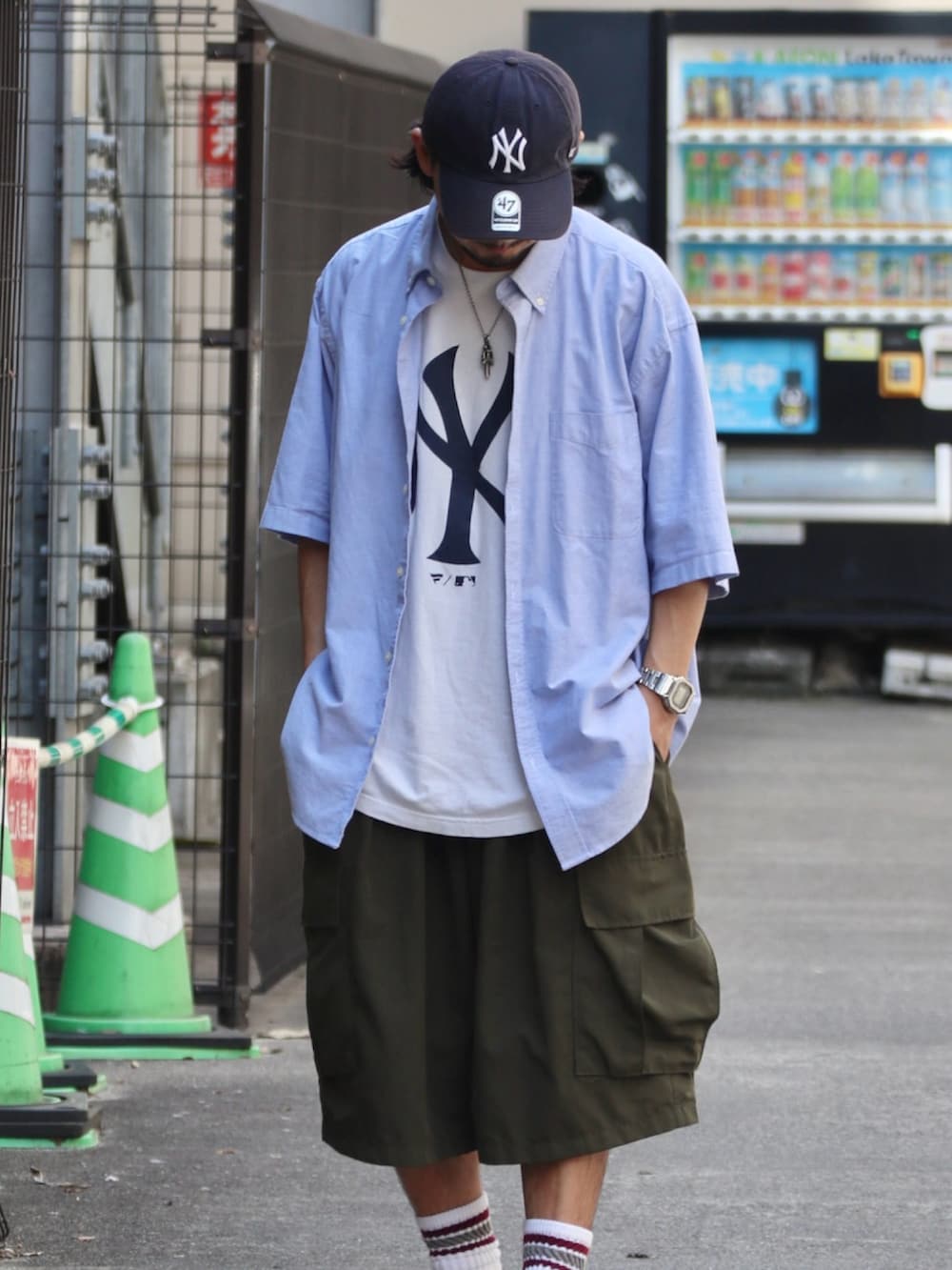 ブルー系のシャツ/ブラウス、グリーン系のカーゴパンツ、ブルー系のスニーカーを着用したメンズの夏コーディネートの5枚目の写真