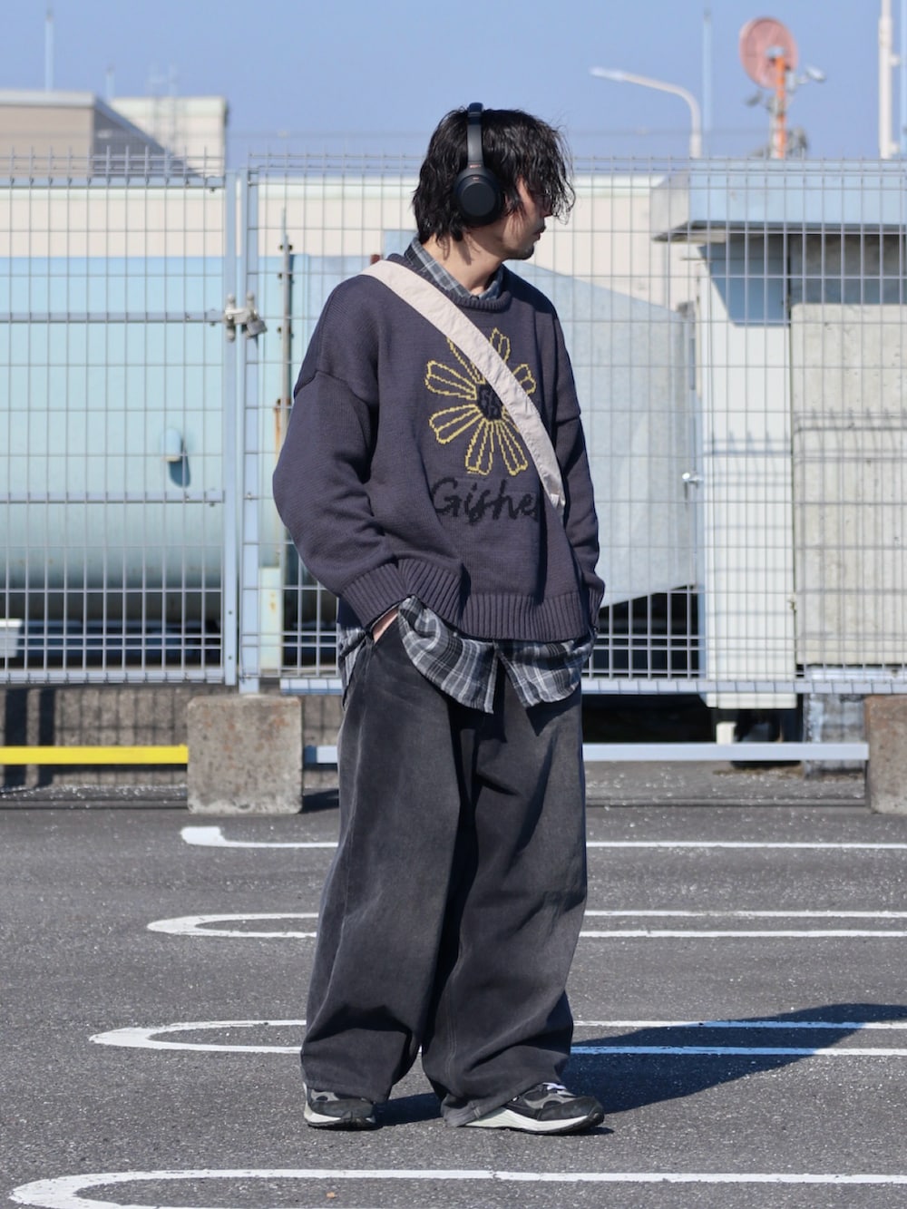 グレー系のニット/セーター、ブラック系のデニムパンツを着用したメンズの冬コーディネートの2枚目の写真