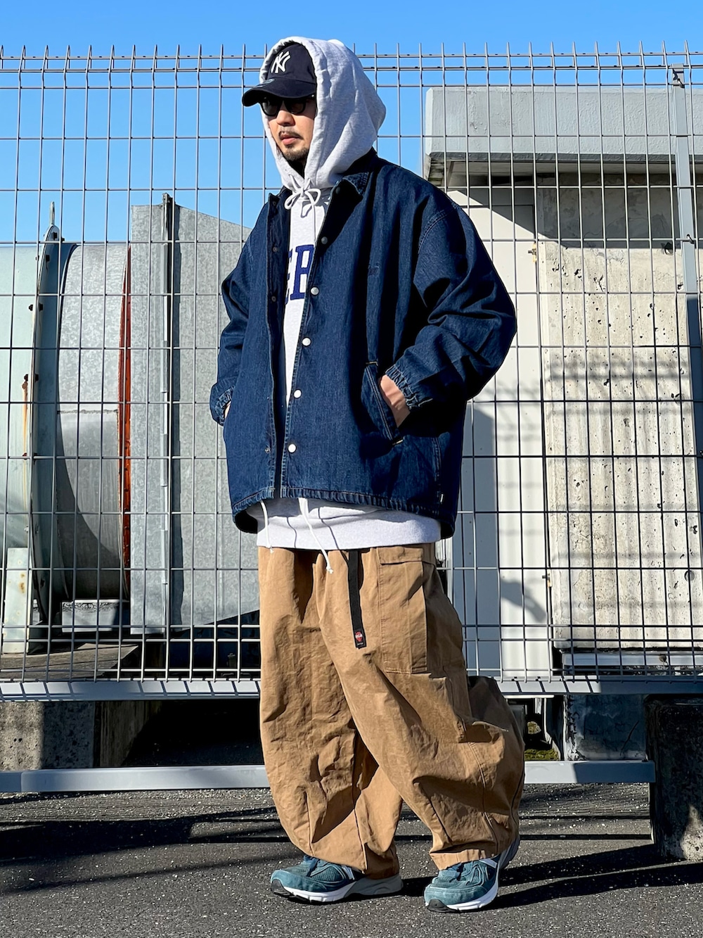 ベージュ系のカーゴパンツ、ホワイト系のパーカー、ブルー系のジャケット/アウターを着用したメンズの冬コーディネートの2枚目の写真