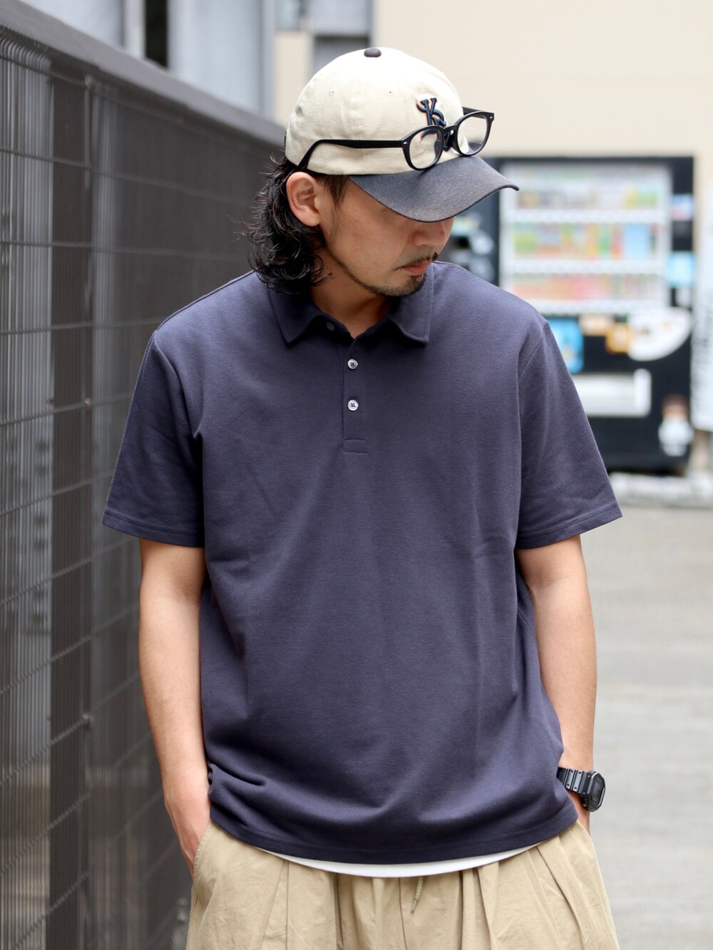 ブルー系のポロシャツ、ブルー系のスニーカーを着用したメンズの夏コーディネートの2枚目の写真