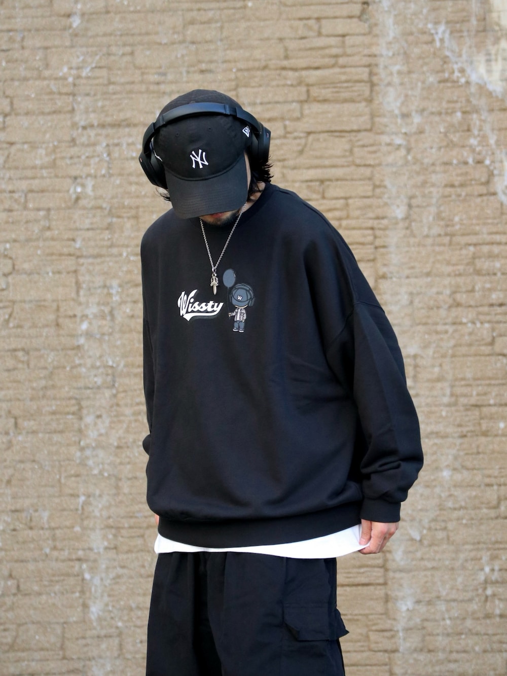 その他のスウェット、ブラック系のその他パンツを着用したメンズの秋コーディネートの2枚目の写真