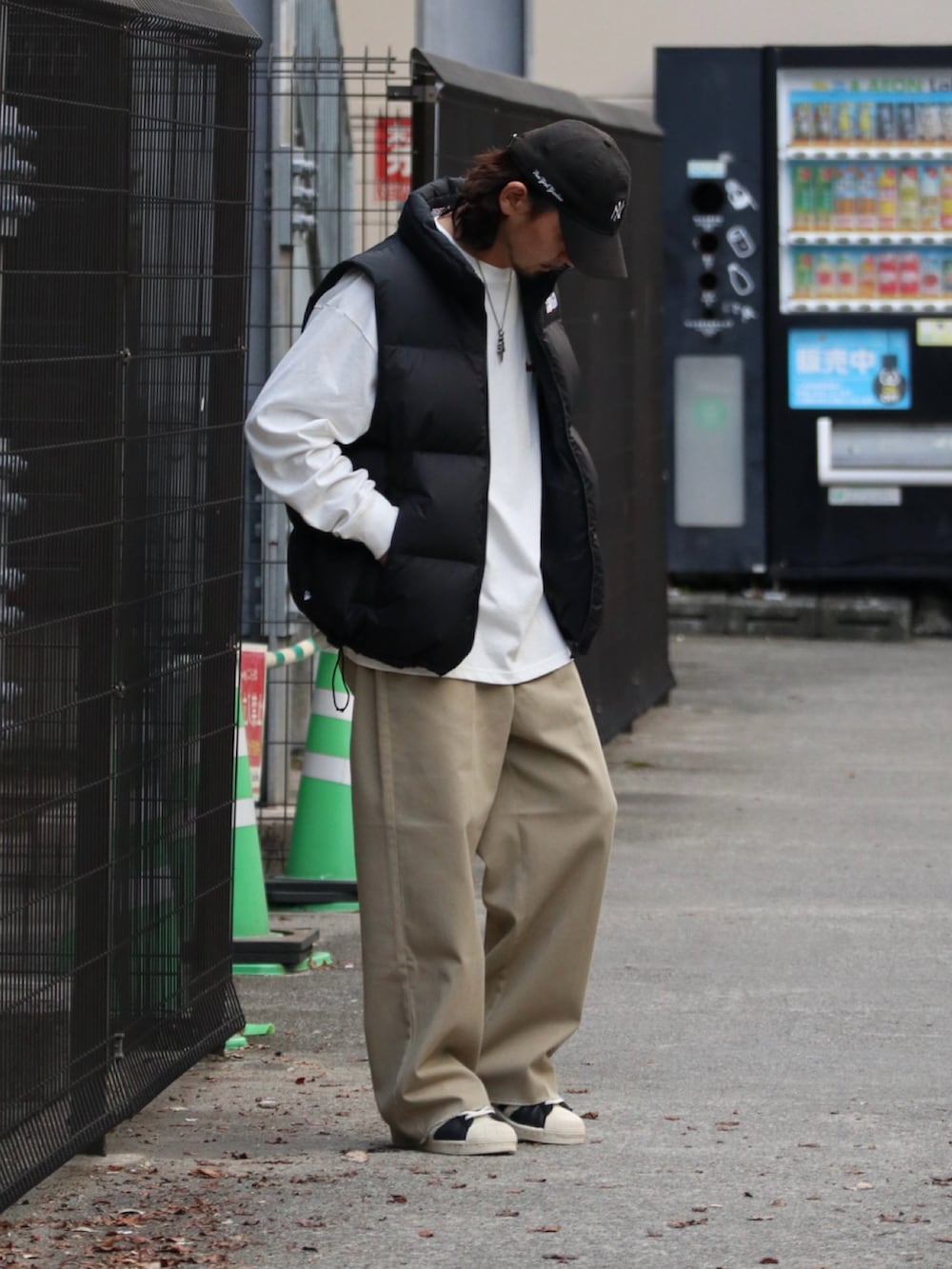 「PR、jeansfactory、秋っぽコーデ更新中、レイヤードスタイル、ストリート、大人カジュアル、チノパン、Dickies、ショルダーバッグ、ダウンベスト、スニーカー、キャップ」｜「Dickiesの[DICKIES/ディッキーズ] 別注 ヴィンテージワークパンツ（チノパンツ、グリーン系）」を使った、DAIGOさん（骨格ナチュラル・メンズ・166cm）の秋コーディネートの3枚目の写真