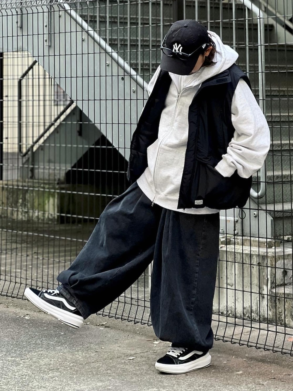 ホワイト系のパーカー、ブラック系のデニムパンツ、ブラック系のスニーカーを着用したメンズの秋コーディネートの2枚目の写真