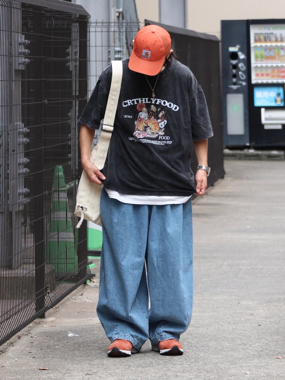 「デニム、プリントT、Tシャツ、ワイドパンツ、ビッグシルエット、キャップ、ストリート、古着MIX、スニーカー、休日スタイル、夏コーデ」｜「ANGLANのANGLAN-Stone Vintage Denim Balloon Pant/アングラン デニムバルーンパンツ（デニムパンツ、ブルー系）」を使った、DAIGOさん（骨格ナチュラル・メンズ・166cm）の夏コーディネートの2枚目の写真