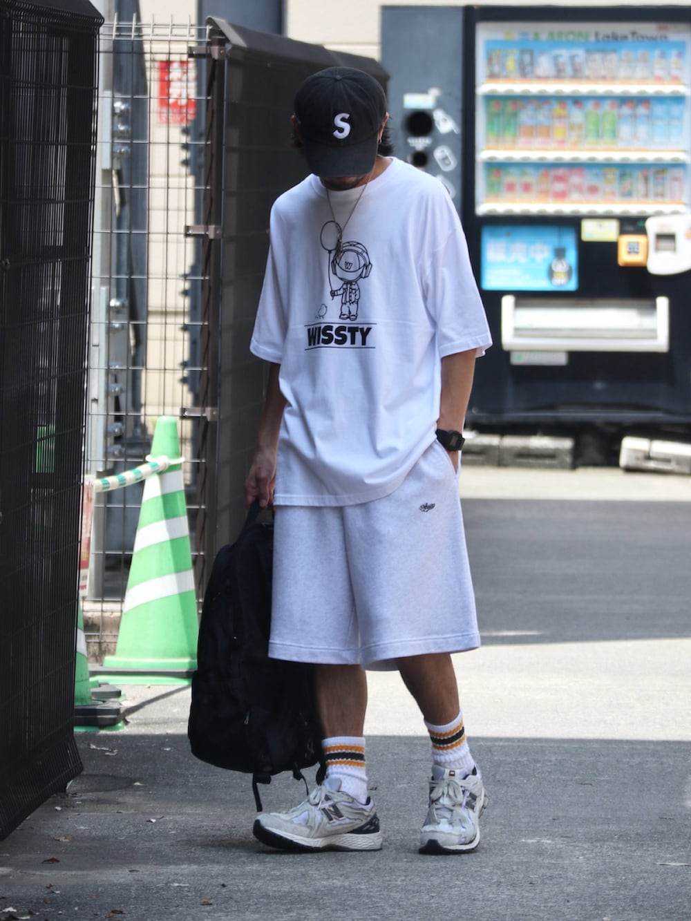 ホワイト系のTシャツ/カットソー、グレー系のスウェットパンツを着用したメンズの夏コーディネートの3枚目の写真