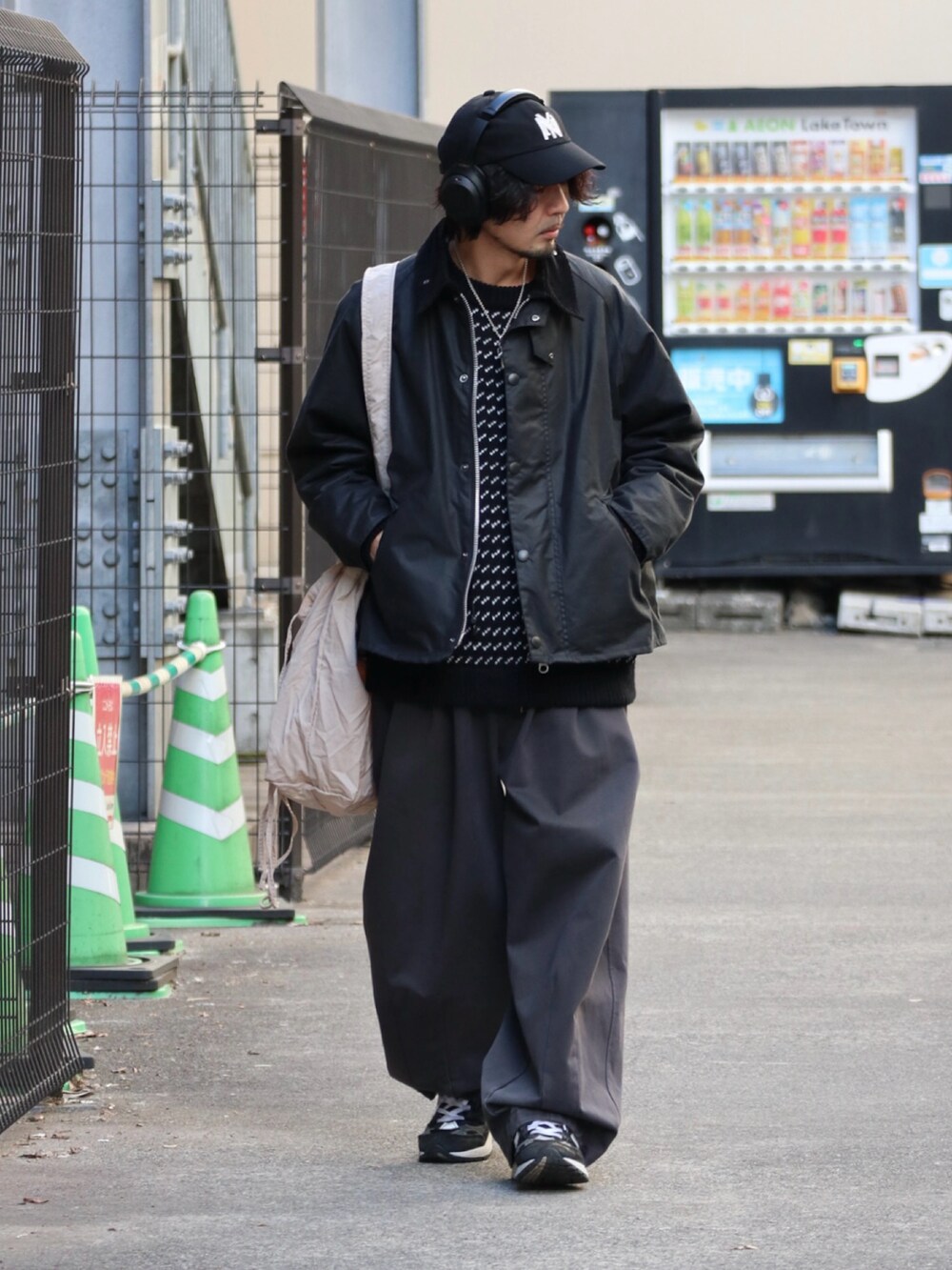 ブラック系のブルゾン、ブラック系のニット/セーター、グレー系のその他パンツを着用したメンズの冬コーディネートの2枚目の写真