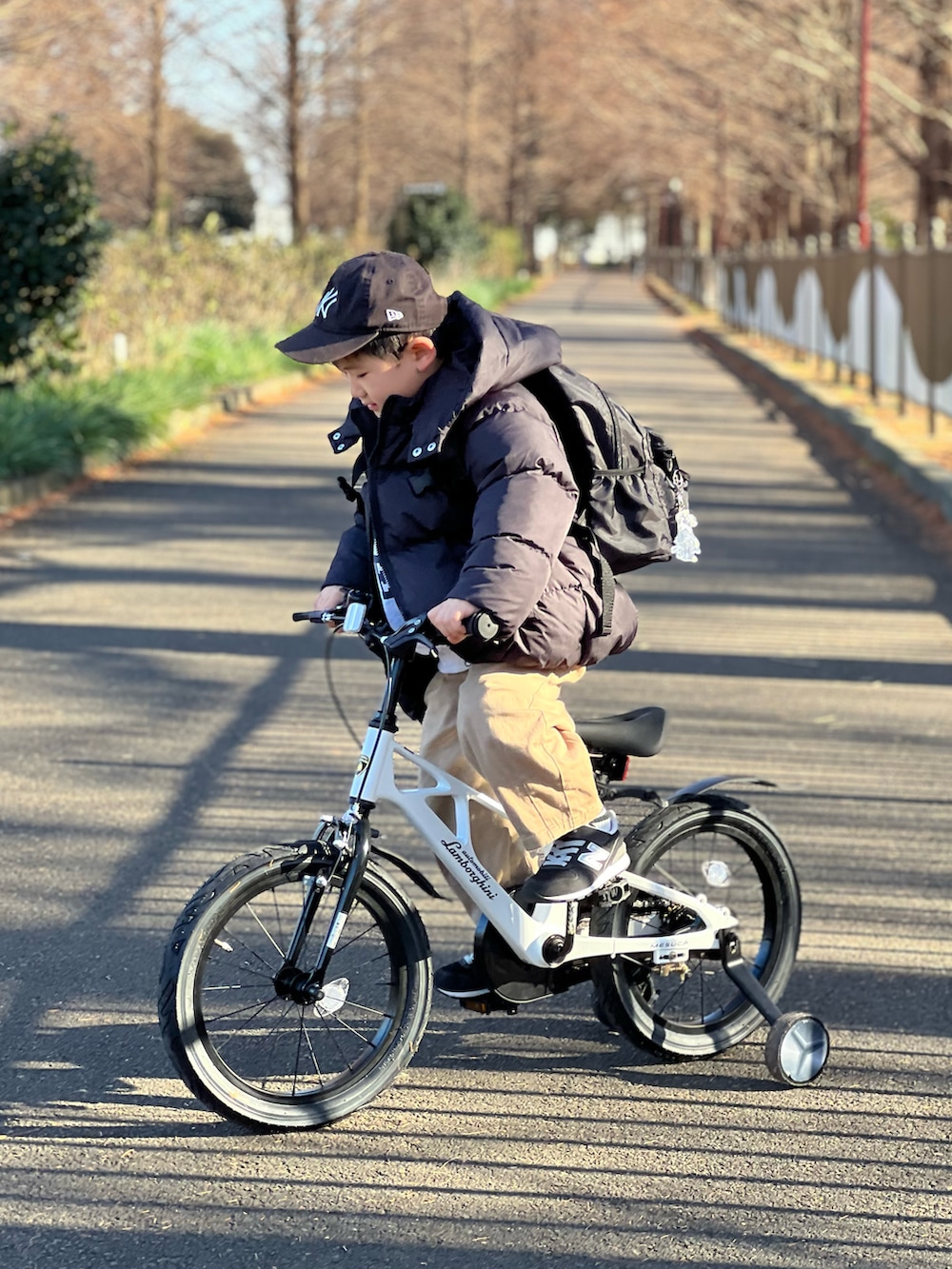 ブラック系のブルゾン、グレー系のスウェット、ブラック系のスニーカーを着用したキッズの冬コーディネートの2枚目の写真