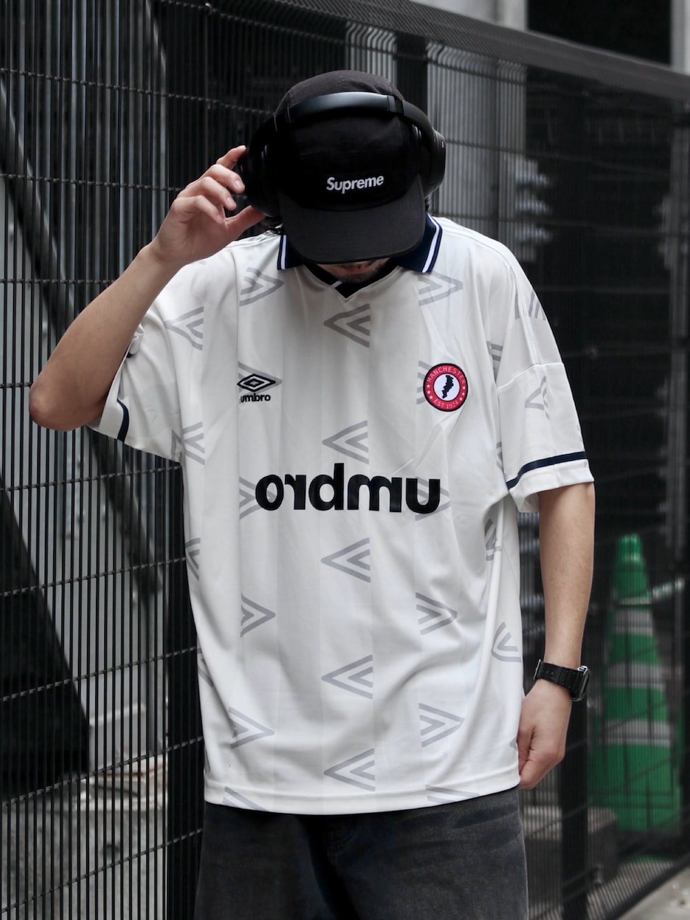 ホワイト系のTシャツ/カットソーを着用したメンズの春コーディネートの2枚目の写真