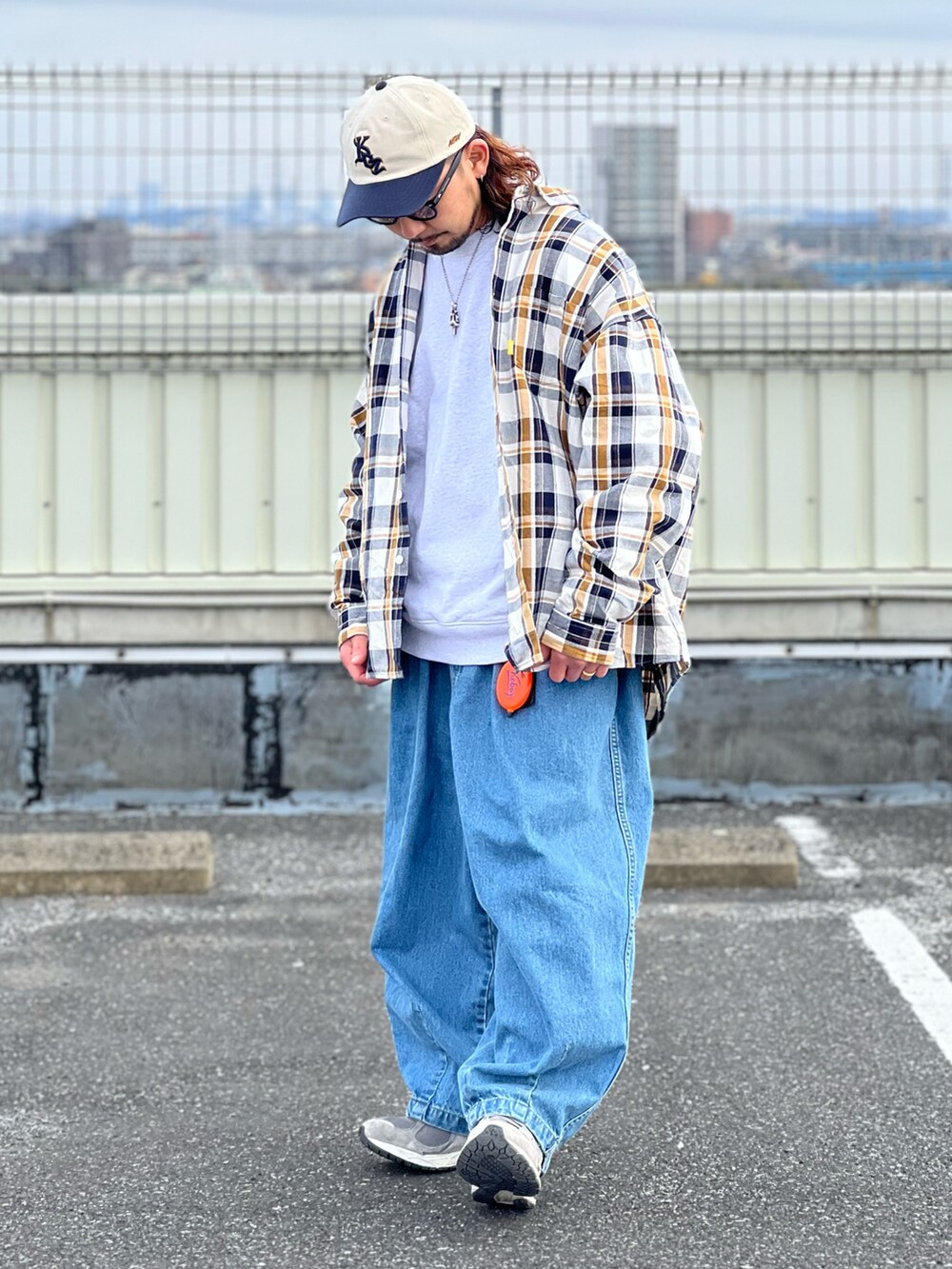 ブルー系のデニムパンツ、イエロー系のシャツ/ブラウス、ホワイト系のスウェットを着用したメンズの冬コーディネートの2枚目の写真