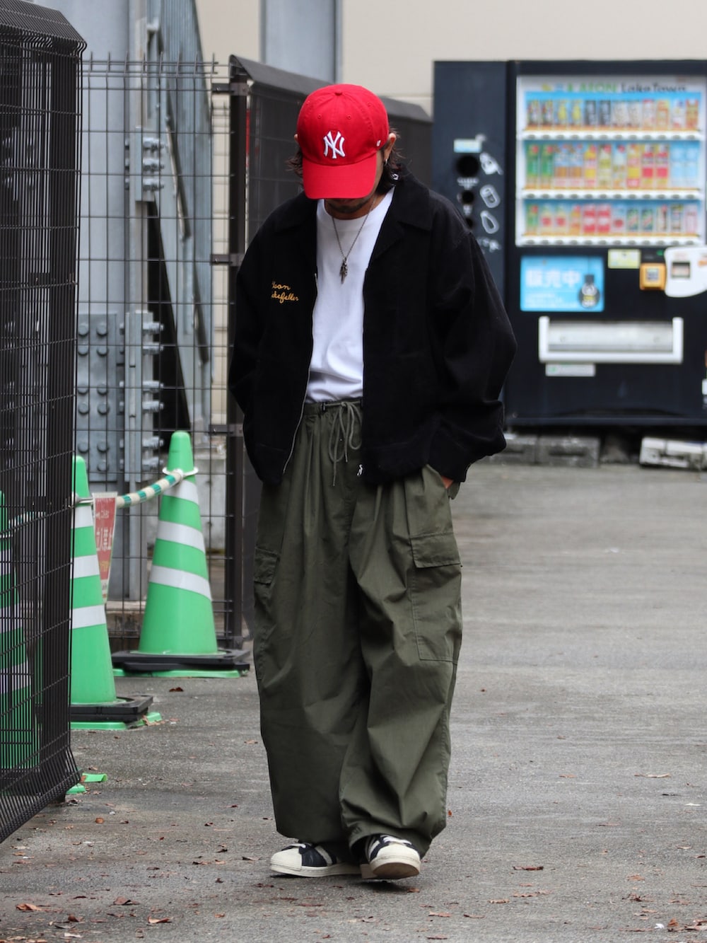 ブラック系のその他アウター、グリーン系のその他パンツ、シルバー系のピアス（片耳用）を着用したメンズの秋コーディネートの2枚目の写真