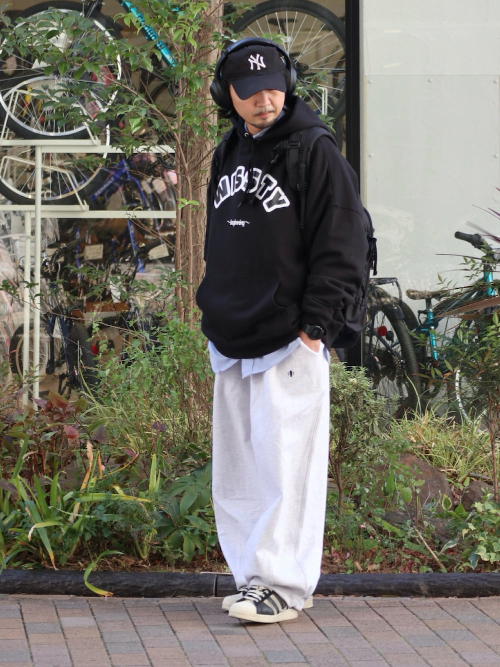 ブラック系のスウェット、ホワイト系のスウェットパンツを着用したメンズの冬コーディネートの2枚目の写真