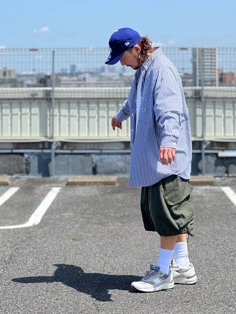 その他のシャツ/ブラウス、グリーン系のその他パンツ、グレー系のスニーカーを着用したメンズの春コーディネートの3枚目の写真