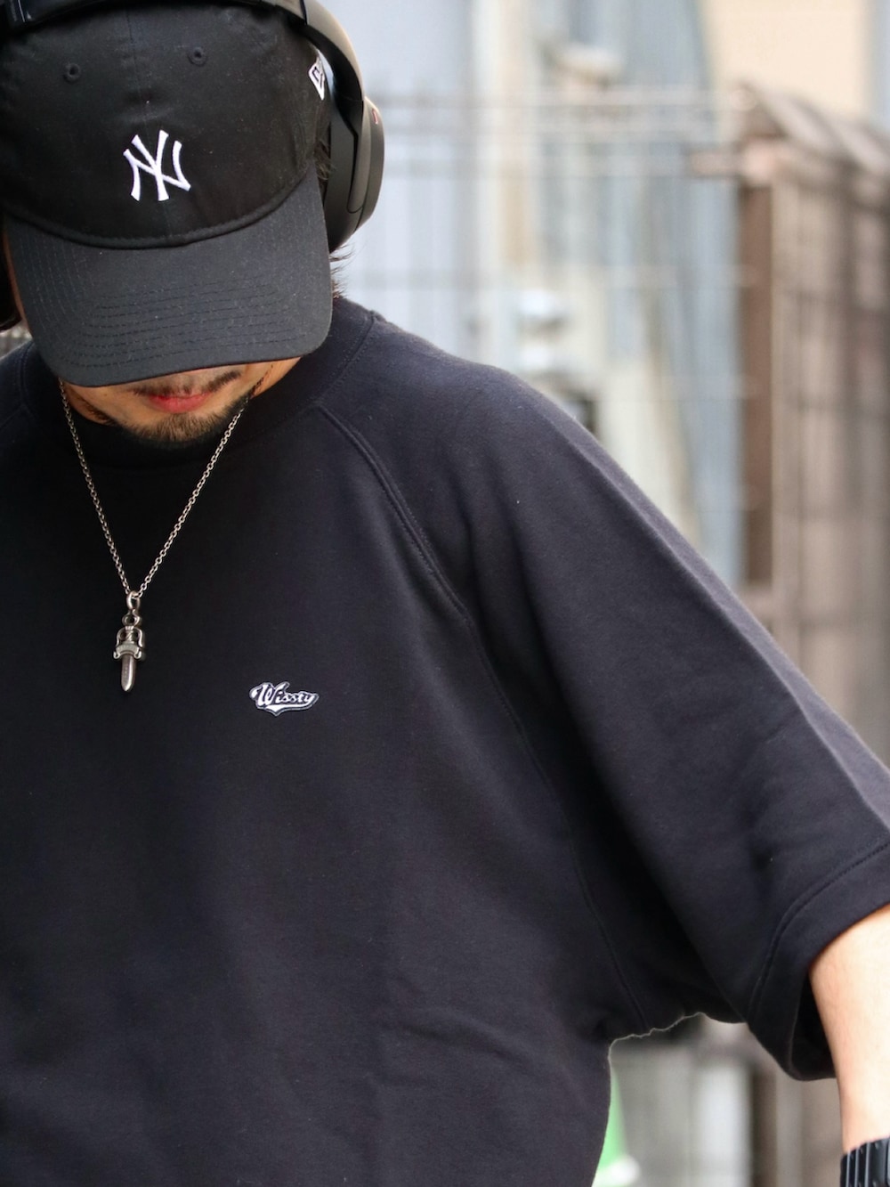 ブラック系のTシャツ/カットソー、ブラック系のスウェットパンツ、ブラック系のスニーカーを着用したメンズの春コーディネートの3枚目の写真