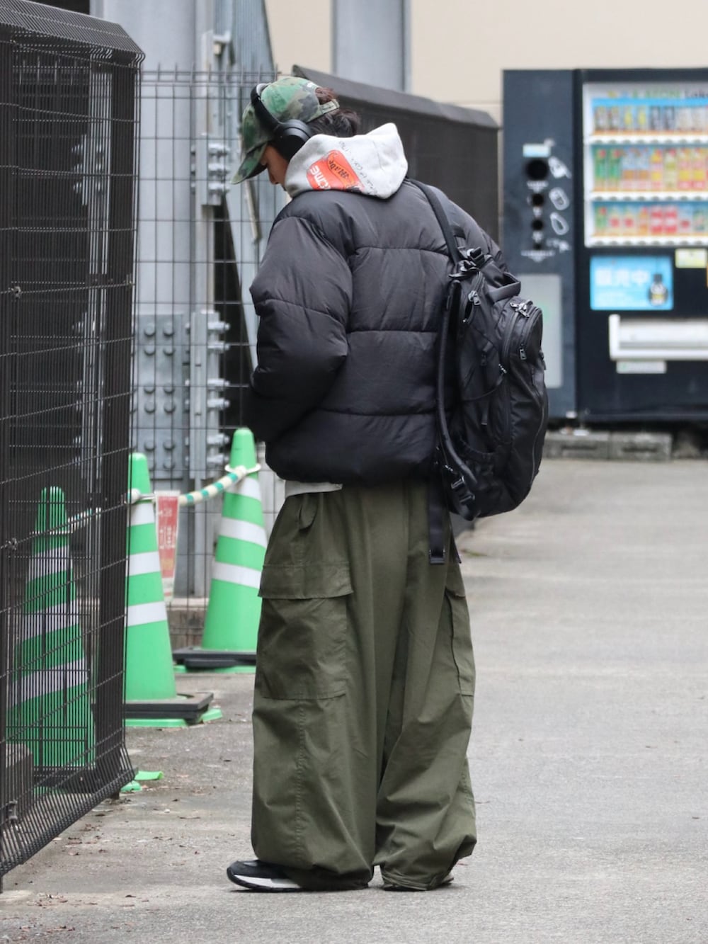 ブラック系のダウンジャケット/コートを着用したメンズの秋コーディネートの4枚目の写真