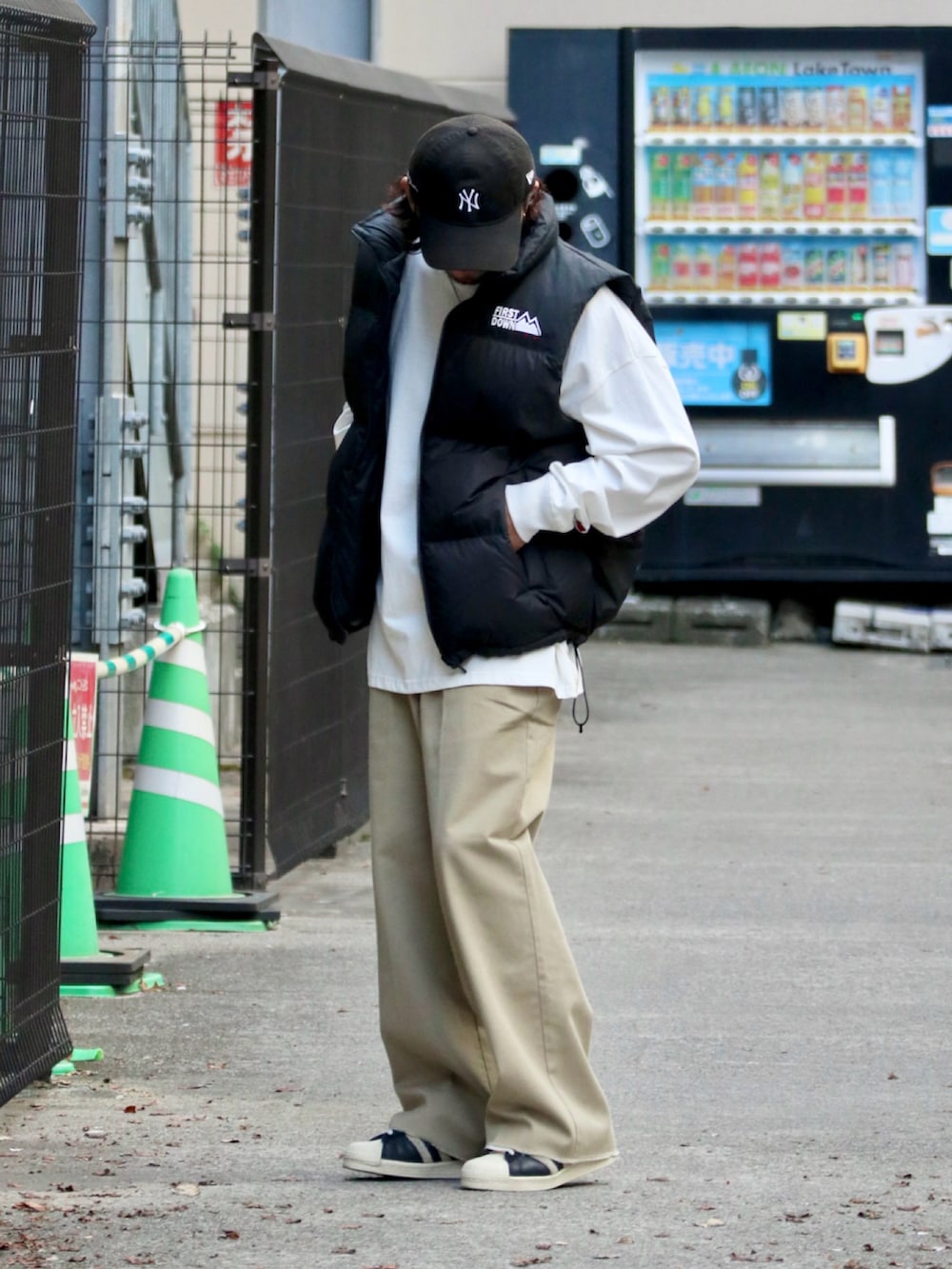 「PR、jeansfactory、秋っぽコーデ更新中、レイヤードスタイル、ストリート、大人カジュアル、チノパン、Dickies、ショルダーバッグ、ダウンベスト、スニーカー、キャップ」｜「Dickiesの[DICKIES/ディッキーズ] 別注 ヴィンテージワークパンツ（チノパンツ、グリーン系）」を使った、DAIGOさん（骨格ナチュラル・メンズ・166cm）の秋コーディネートの2枚目の写真
