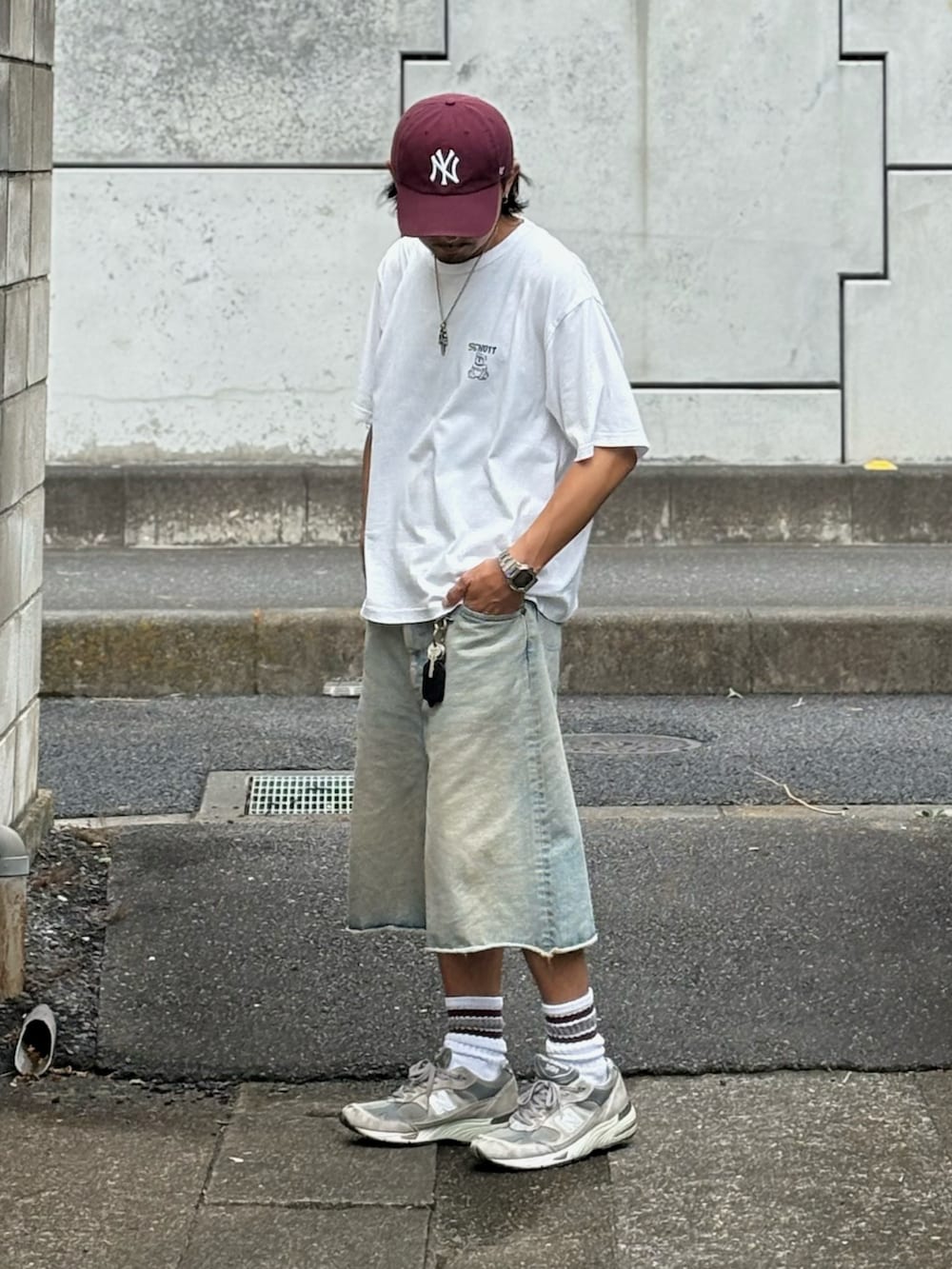 「夏ルックで気分アップ、ハーフパンツ、キャップ、ストリート、古着MIX、白Tシャツ、Tシャツ、スニーカー、夏コーデ、デニム、デニムハーフパンツ、シンプル、ロゴT、ジョーツ」｜「LeeのLEE-RIDER WIDE SHORTS（デニムパンツ、ブルー系）」を使った、DAIGOさん（骨格ナチュラル・メンズ・166cm）の夏コーディネートの2枚目の写真