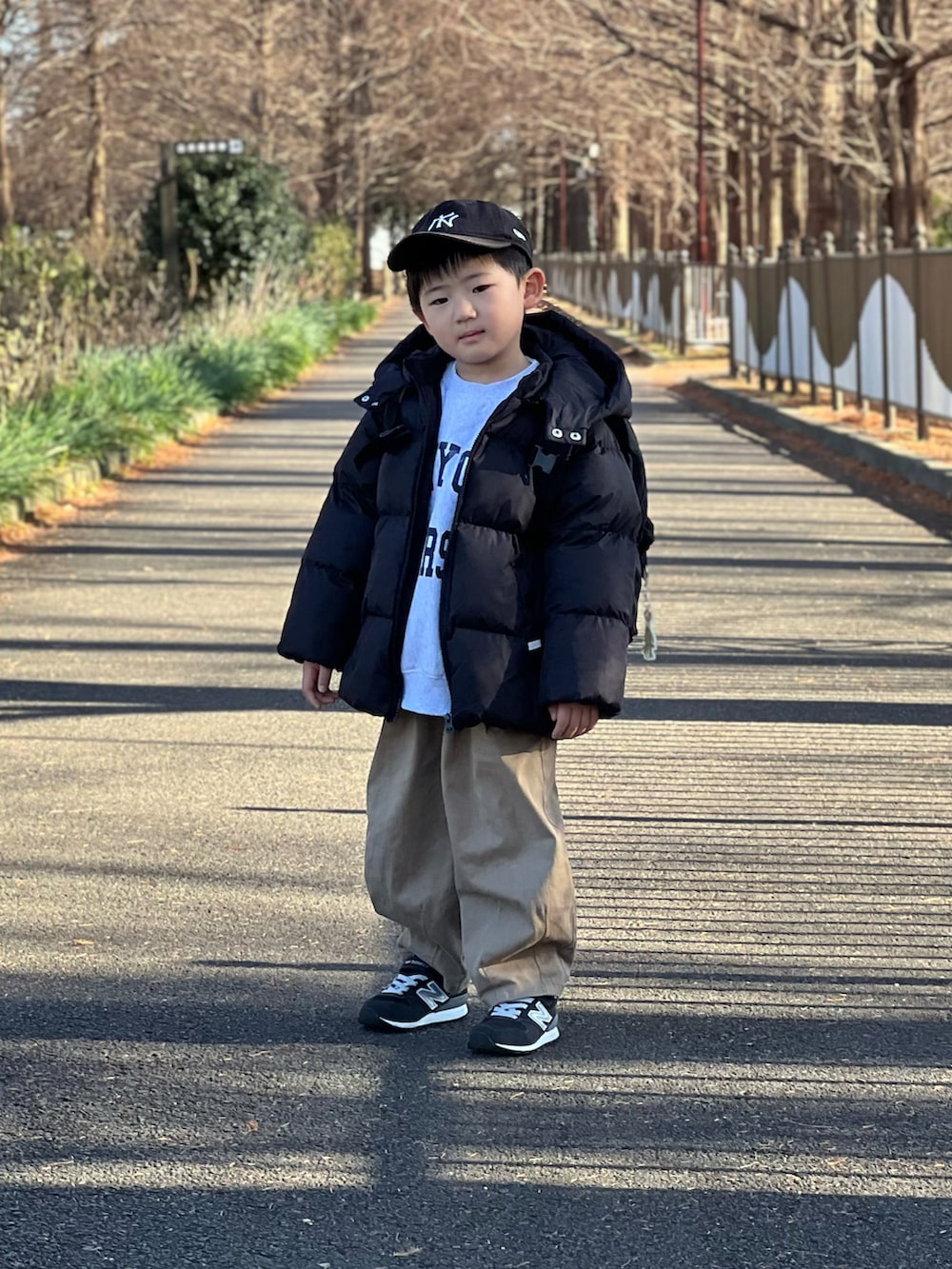 ブラック系のブルゾン、グレー系のスウェット、ブラック系のスニーカーを着用したキッズの冬コーディネートの3枚目の写真