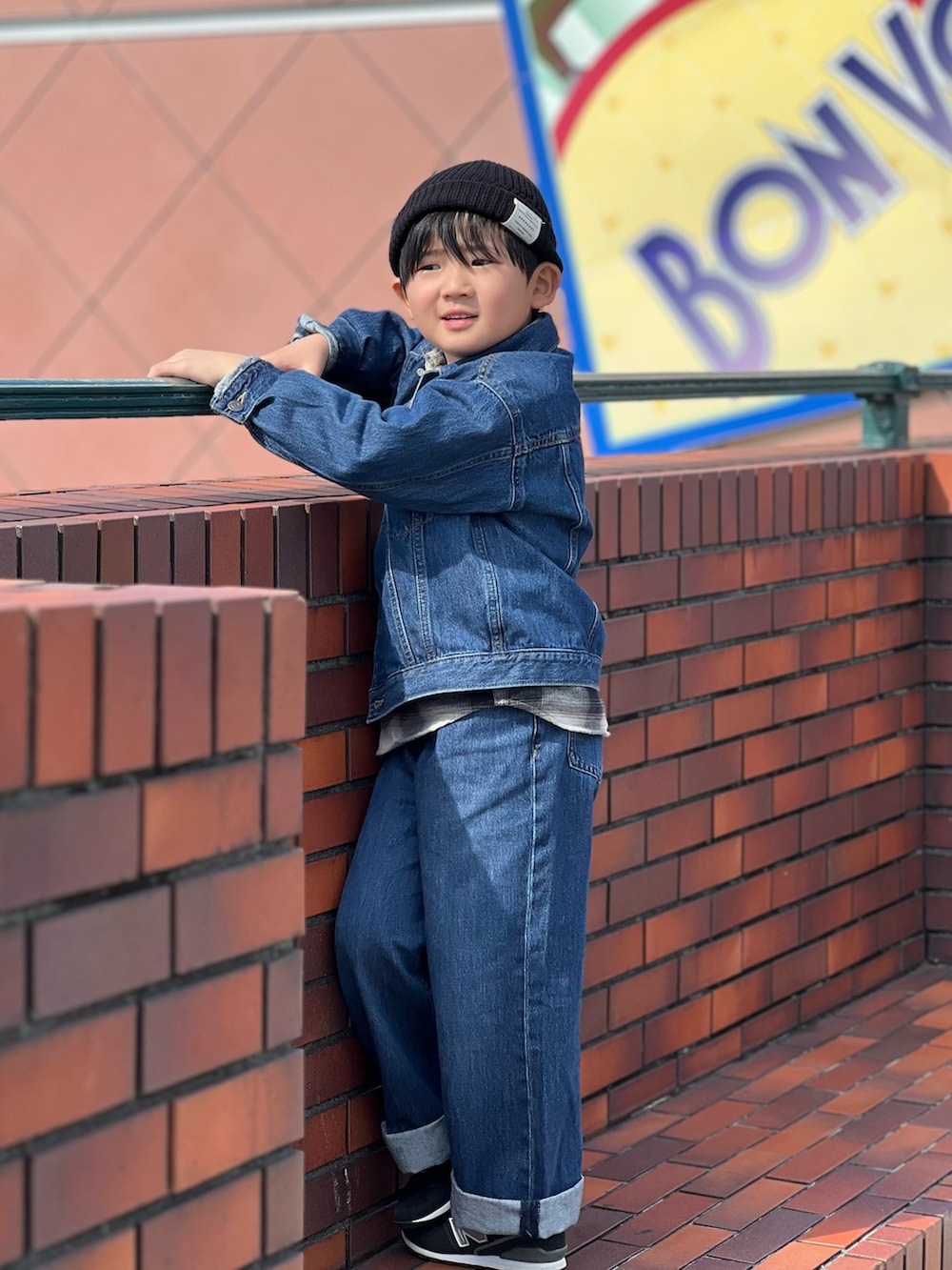 ブルー系のデニムジャケット、ブラック系のシャツ/ブラウス、ブルー系のデニムパンツを着用したキッズの春コーディネートの2枚目の写真