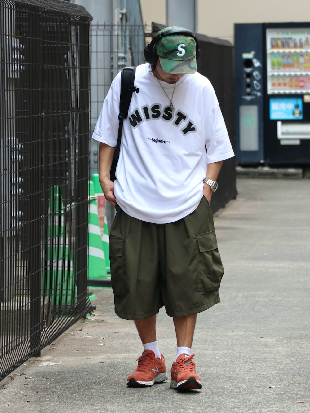 ホワイト系のTシャツ/カットソー、グリーン系のパンツ、オレンジ系のスニーカーを着用したメンズの夏コーディネートの2枚目の写真
