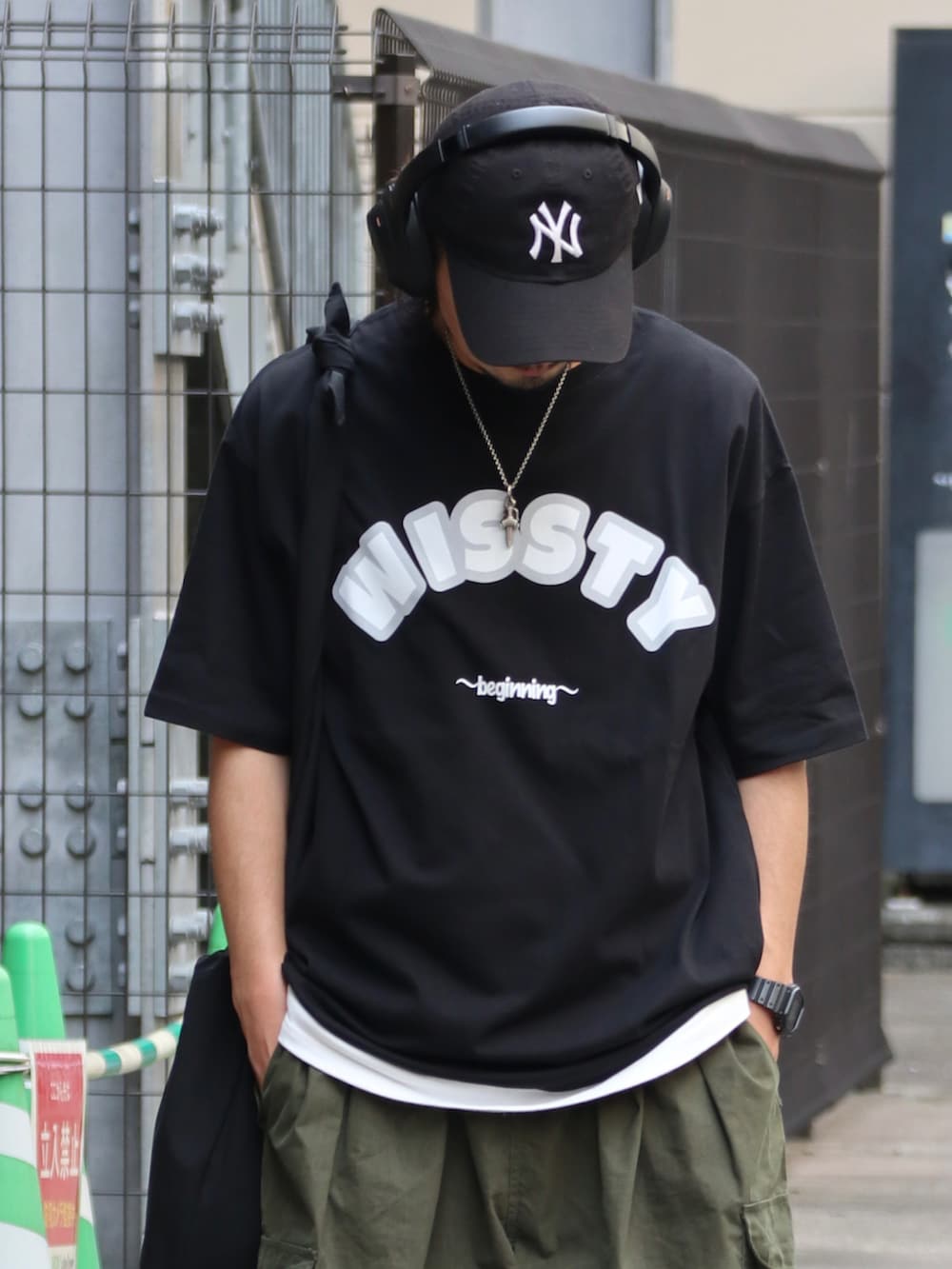 ブラック系のTシャツ/カットソー、グリーン系のその他パンツを着用したメンズの夏コーディネートの2枚目の写真
