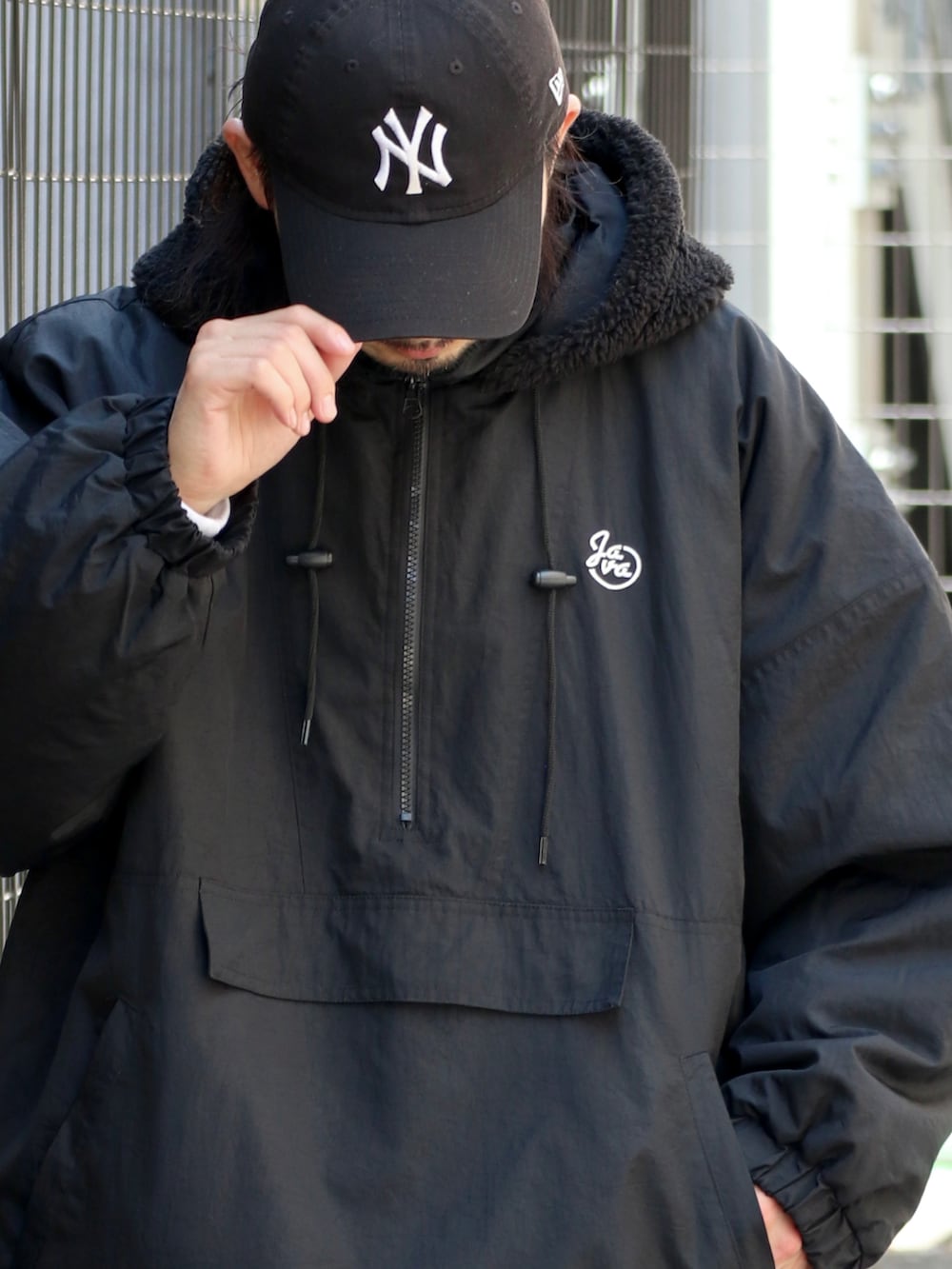 ブラック系のブルゾン、ホワイト系のスウェットパンツを着用したメンズの秋コーディネートの2枚目の写真