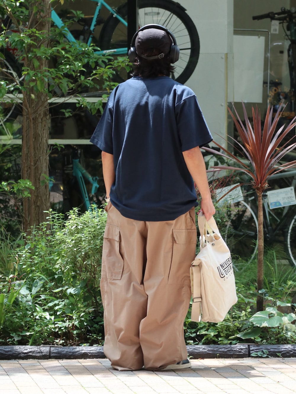 「さらっと晴れやかスナップ、夏コーデ、カーゴパンツ、キャップ、シンプルコーデ、Tシャツ、トートバッグ、スニーカー、大人カジュアル、Champion、リバースウィーブ、ストリート、テーマパークコーデ」｜「ChampionのCH-REVERSE WEAVE SS-TEE【ミッキー】（Tシャツ/カットソー、その他）」を使った、DAIGOさん（骨格ナチュラル・メンズ・166cm）の夏コーディネートの3枚目の写真