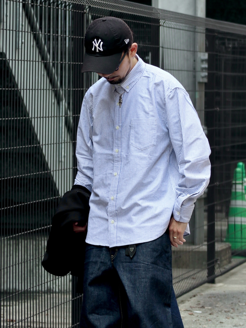 ホワイト系のシャツ/ブラウス、シルバー系のピアス（片耳用）を着用したメンズの秋コーディネートの3枚目の写真