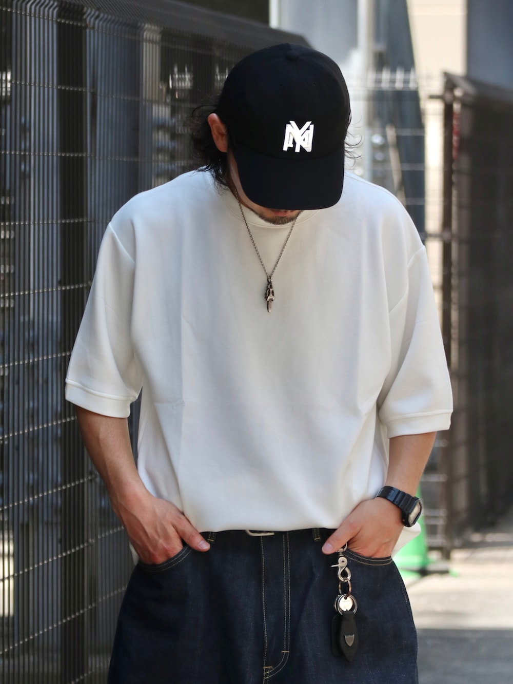 ホワイト系のTシャツ/カットソー、ブルー系のデニムパンツを着用したメンズの夏コーディネートの2枚目の写真