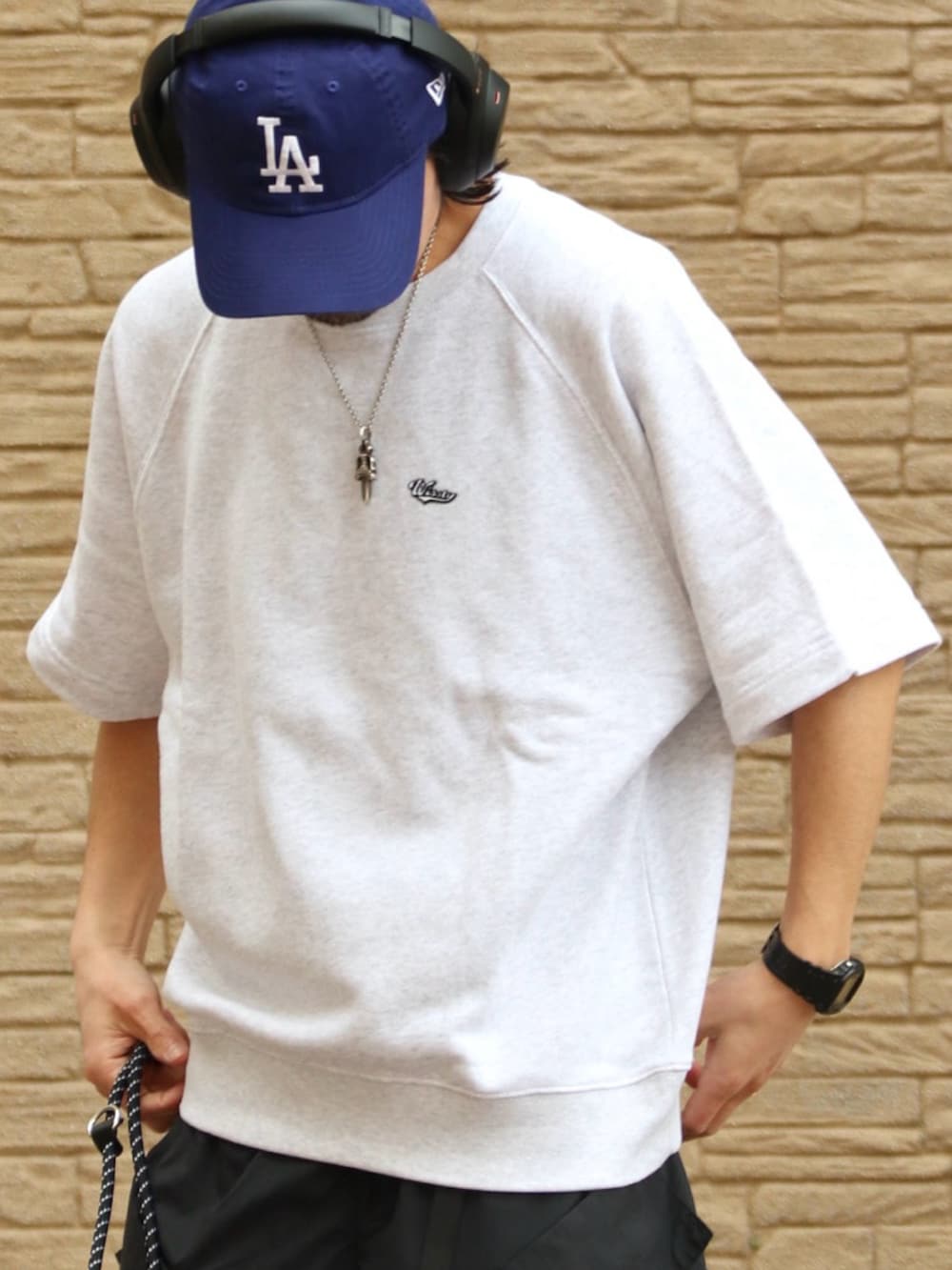 グレー系のTシャツ/カットソー、ブラック系のその他パンツ、グレー系のスニーカーを着用したメンズの春コーディネートの2枚目の写真
