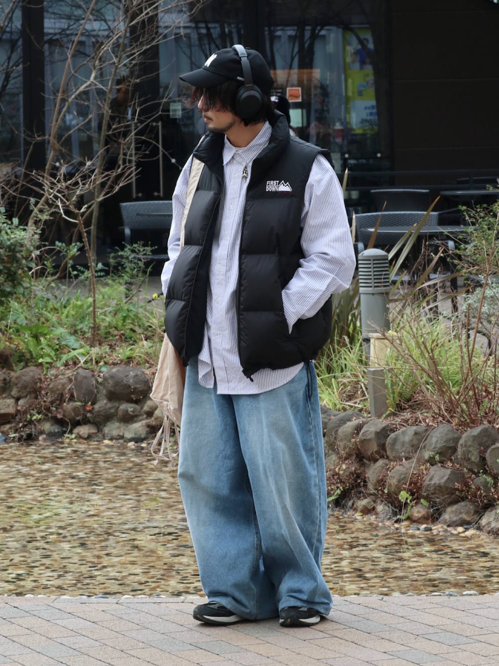 ブラック系のダウンベスト、その他のシャツ/ブラウスを着用したメンズの冬コーディネートの2枚目の写真