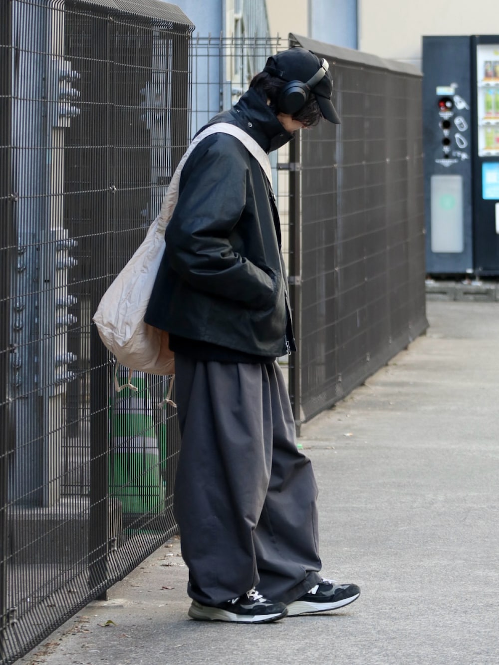 ブラック系のブルゾン、ブラック系のニット/セーター、グレー系のその他パンツを着用したメンズの冬コーディネートの3枚目の写真