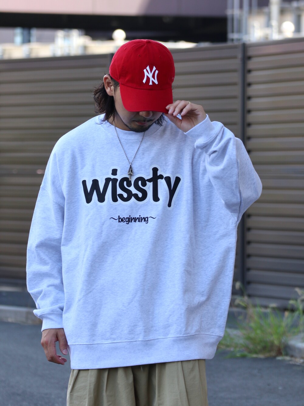 グレー系のスウェットを着用したメンズの夏コーディネートの3枚目の写真