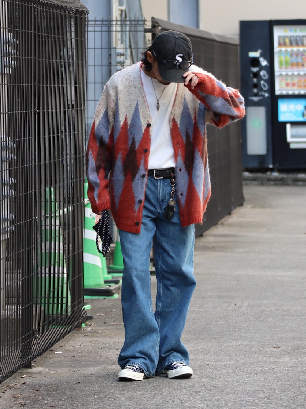 ブルー系のカーディガン/ボレロ、ブルー系のデニムパンツ、ブラック系のスニーカーを着用したメンズの秋コーディネートの2枚目の写真