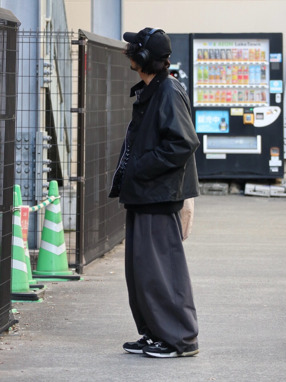 ブラック系のブルゾン、ブラック系のニット/セーター、グレー系のその他パンツを着用したメンズの冬コーディネートの4枚目の写真