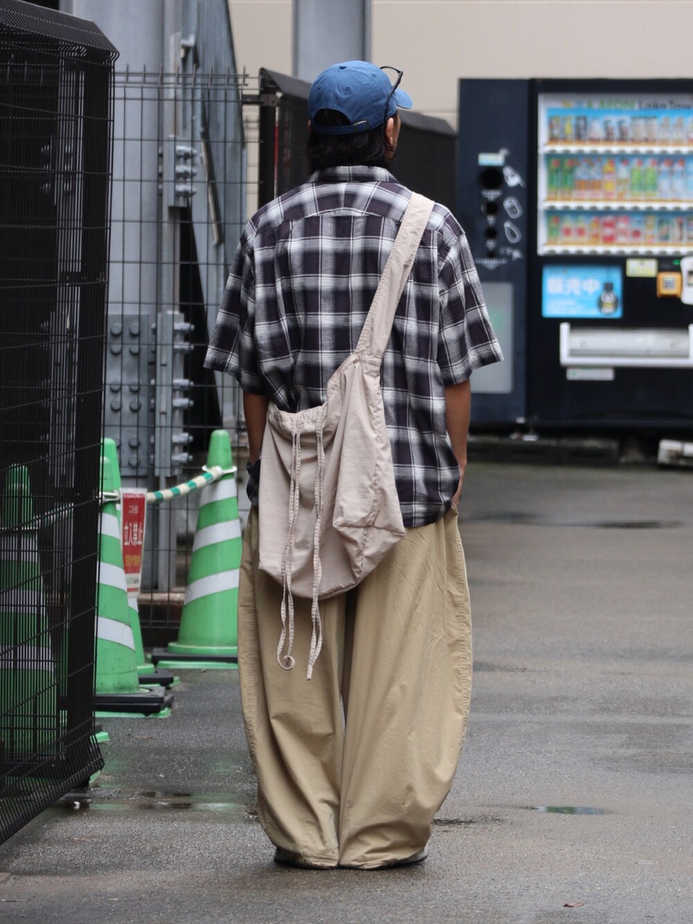 ブラック系のシャツ/ブラウス、ベージュ系のパンツ、シルバー系のピアス（片耳用）を着用したメンズの夏コーディネートの3枚目の写真