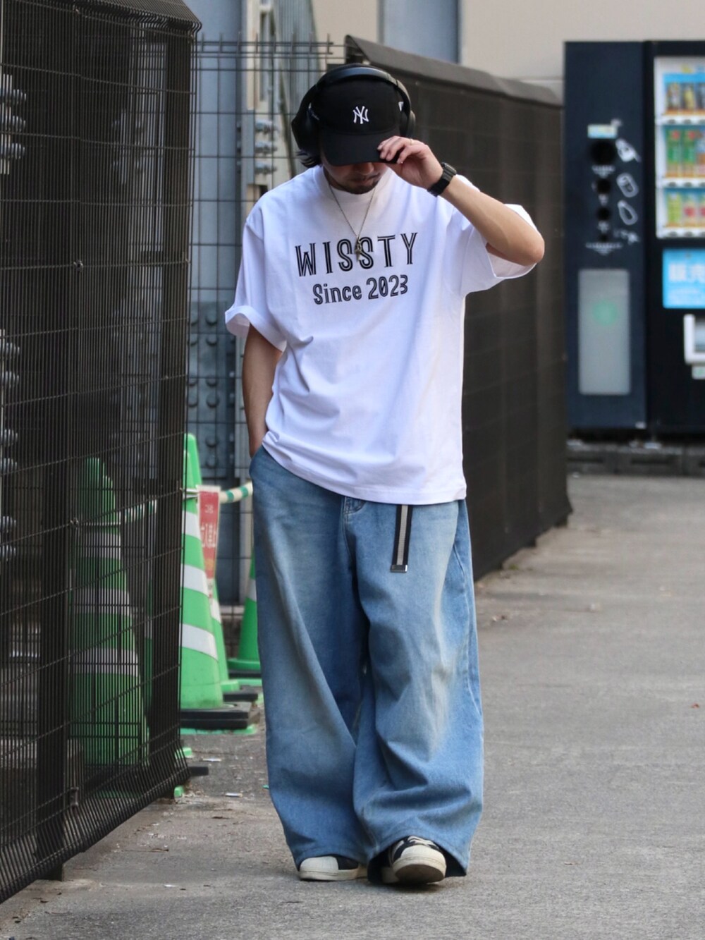 ホワイト系のTシャツ/カットソーを着用したメンズの春コーディネートの2枚目の写真