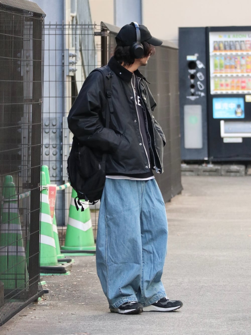 ブラック系のブルゾン、ブルー系のデニムパンツを着用したメンズの冬コーディネートの3枚目の写真