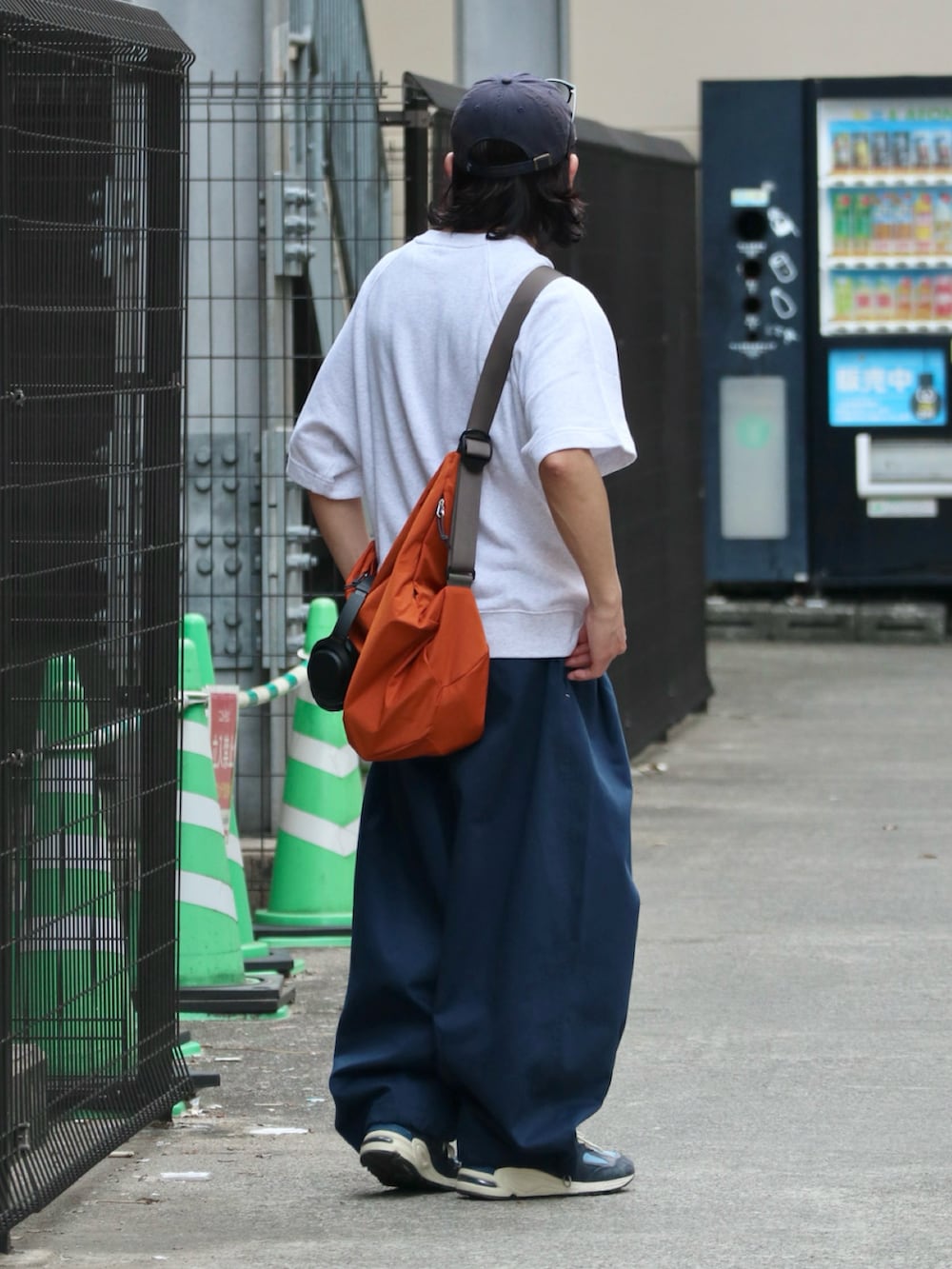 グレー系のTシャツ/カットソー、ブルー系のその他パンツ、ブルー系のスニーカーを着用したメンズの春コーディネートの2枚目の写真