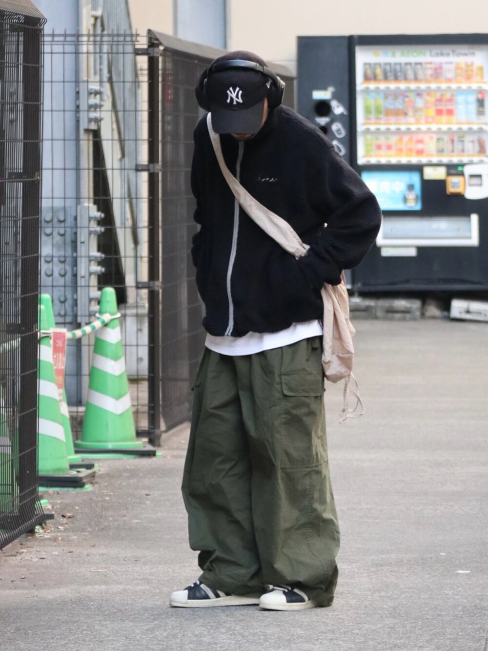 「PR、新星WEARISTAにエントリー、冬コーデ、ストリート、gisher、カーゴパンツ、ビッグシルエット、キャップ、ショルダーバッグ、スニーカー、お出かけコーデ、マイベストコーデ2023」｜「GISHERのBOA FLEECE JACKET（ブルゾン、ブラック系）」を使った、DAIGOさん（骨格ナチュラル・メンズ・166cm）の冬コーディネートの2枚目の写真