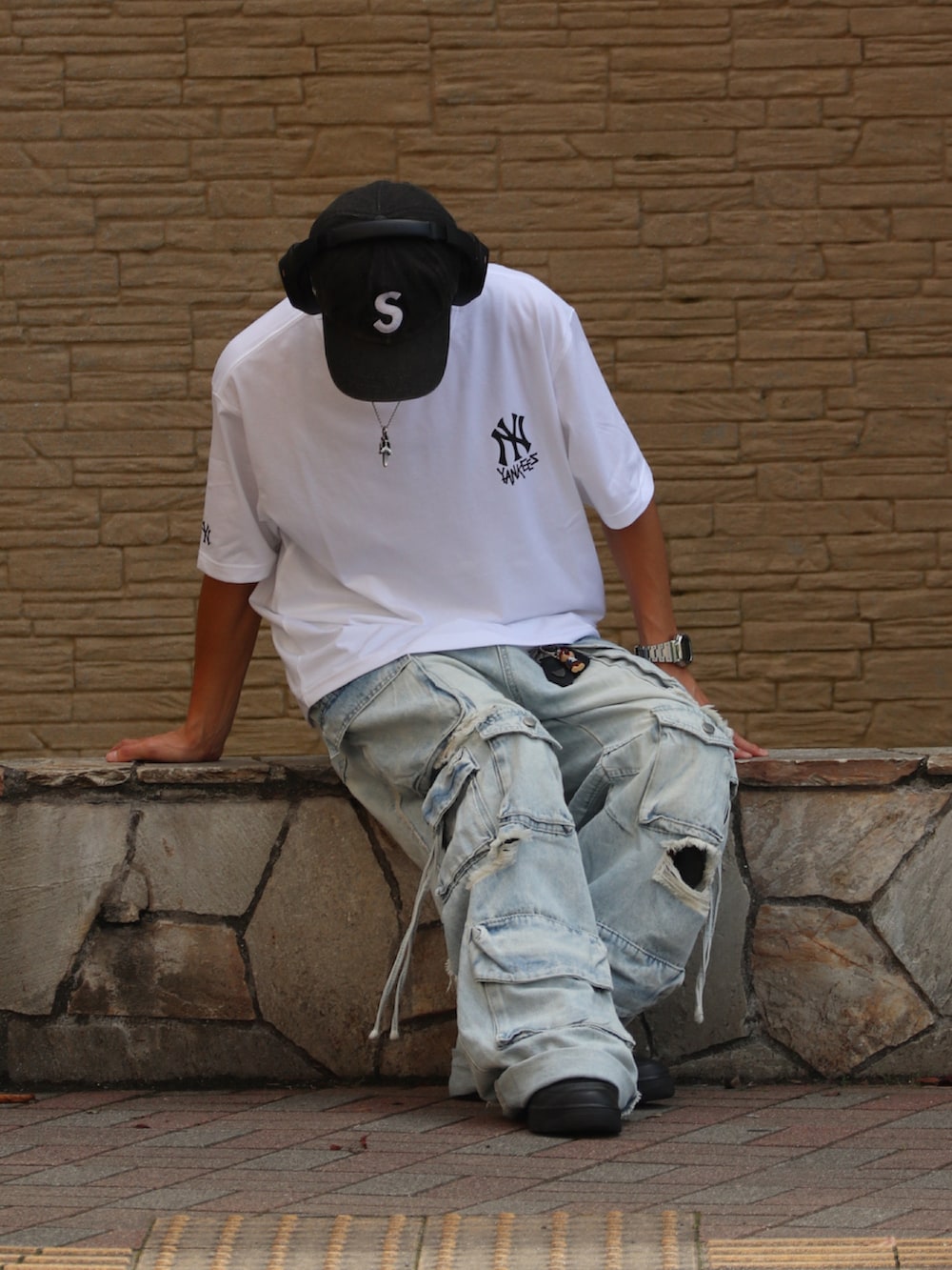 その他のカーゴパンツ、ホワイト系のTシャツ/カットソーを着用したメンズの夏コーディネートの2枚目の写真