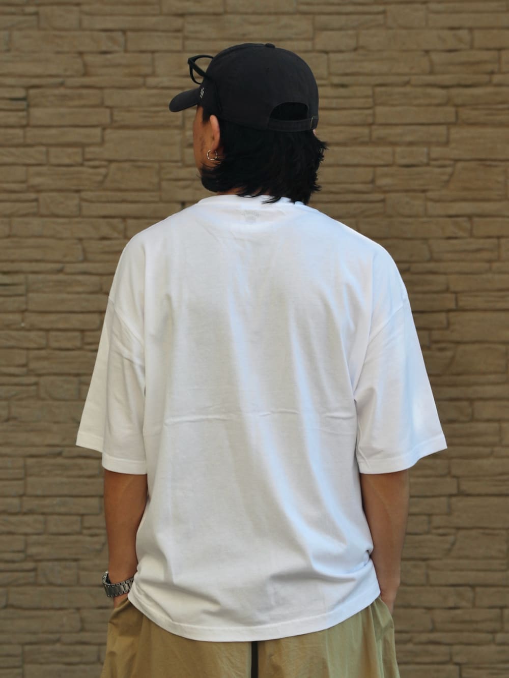 ホワイト系のTシャツ/カットソー、シルバー系のピアス（片耳用）を着用したメンズの夏コーディネートの3枚目の写真