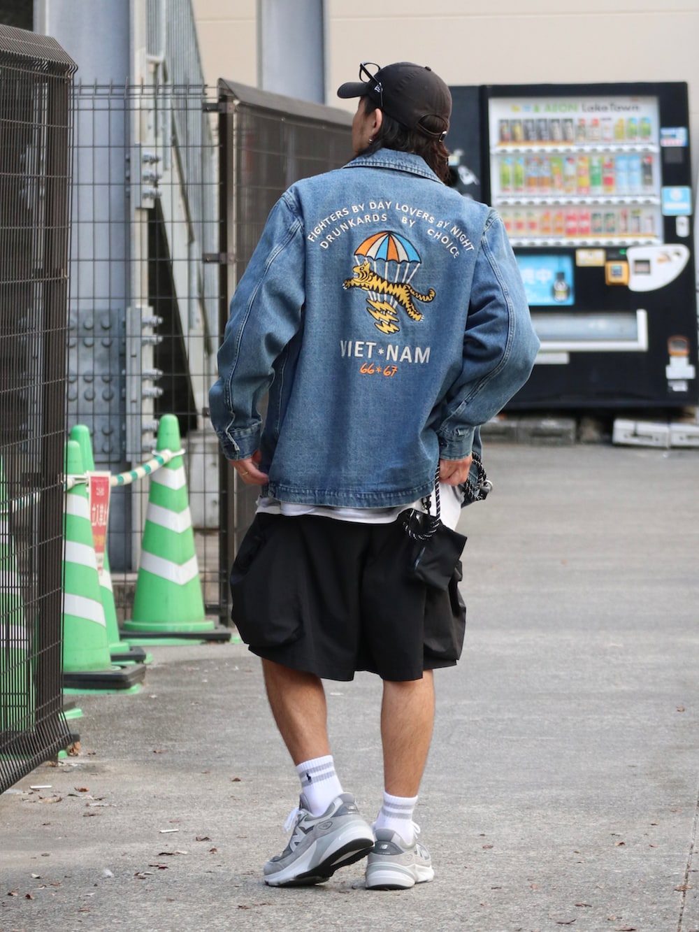 ブルー系のその他アウター、グレー系のスニーカーを着用したメンズの夏コーディネートの2枚目の写真