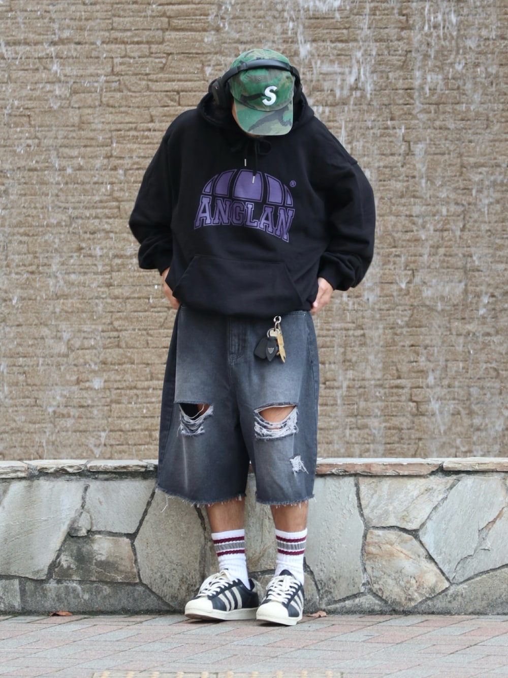 ブラック系のパーカー、ブラック系のデニムパンツを着用したメンズの秋コーディネートの2枚目の写真