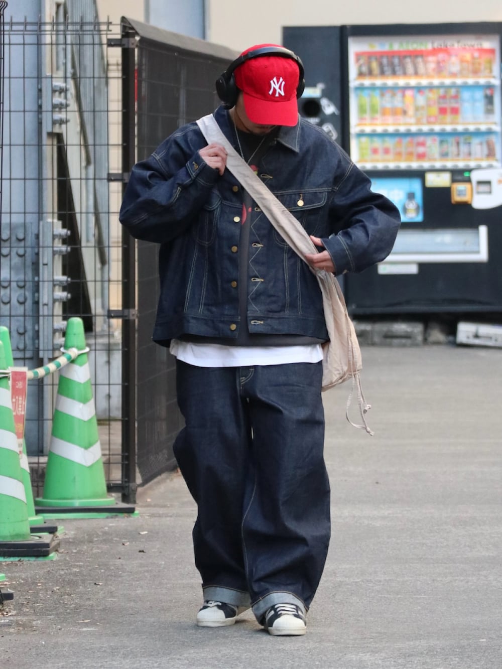 ブラック系のデニムジャケット、ブルー系のデニムパンツを着用したメンズの冬コーディネートの2枚目の写真