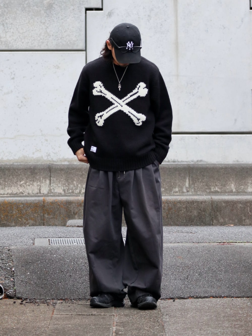 ブラック系のニット/セーター、ブラック系のスニーカー、グレー系のその他パンツを着用したメンズの秋コーディネートの2枚目の写真