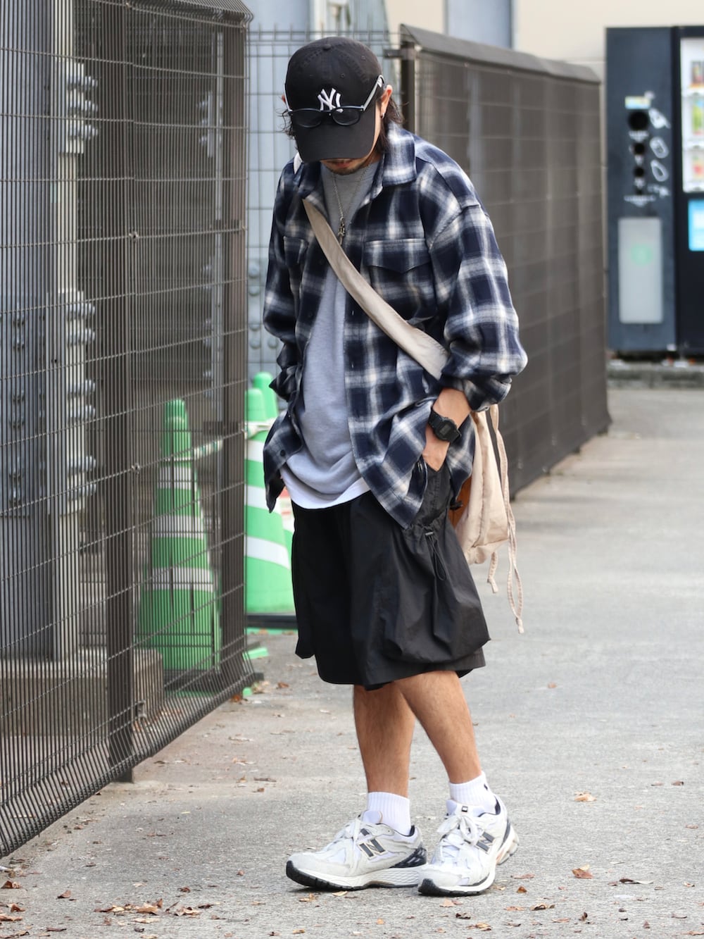 ブルー系のシャツ/ブラウス、グレー系のTシャツ/カットソー、ホワイト系のスニーカーを着用したメンズの夏コーディネートの2枚目の写真