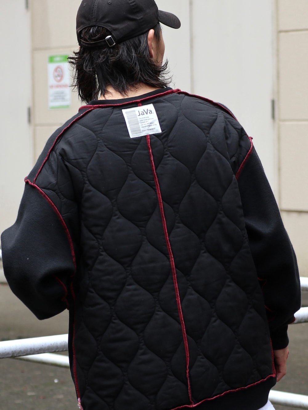 ブラック系のスウェット、ブルー系のデニムパンツを着用したメンズの秋コーディネートの4枚目の写真