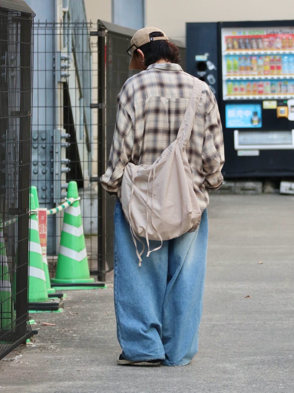 ベージュ系のシャツ/ブラウスを着用したメンズの冬コーディネートの2枚目の写真