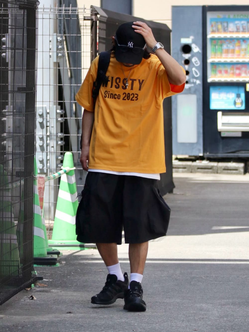 「大人カジュアル、ストリート、ロゴT、Tシャツ、イエロー、シンプルコーデ、スポーツミックス、ハーフパンツ、キャップ、スニーカー、レイヤードスタイル、夏コーデ、wissty、低身長」｜「wisstyのwissty-フロッキープリントTEE（Tシャツ/カットソー、イエロー系）」を使った、DAIGOさん（骨格ナチュラル・メンズ・166cm）の春コーディネートの2枚目の写真
