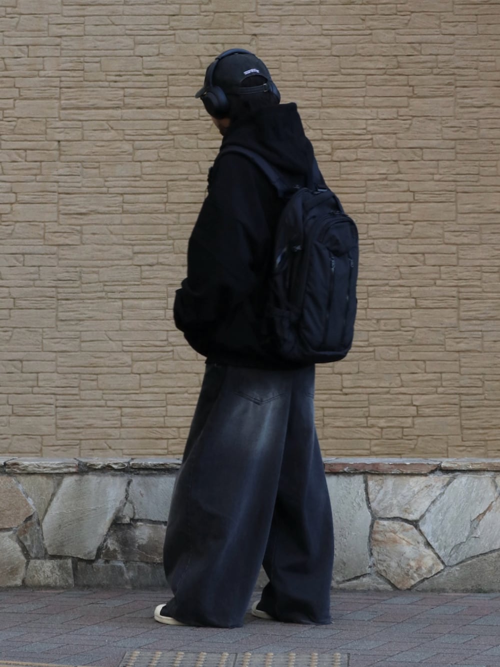 ブラック系のパーカーを着用したメンズの冬コーディネートの3枚目の写真